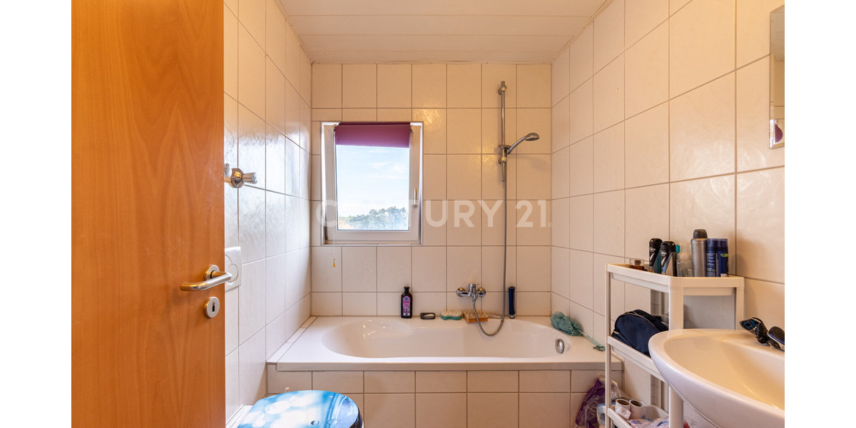 Badezimmer mit Fenster