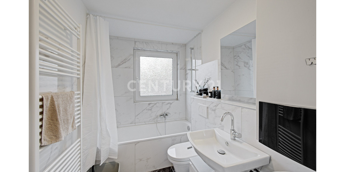 Badezimmer mit Fenster und Badewanne