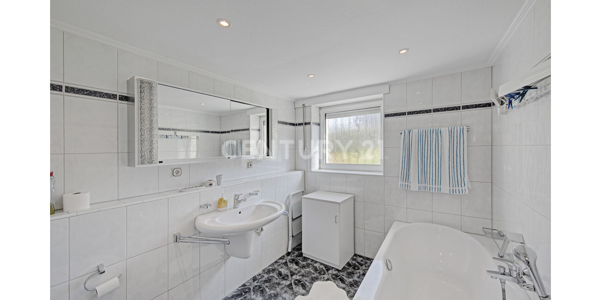 EG Badezimmer mit Fenster und Badewanne