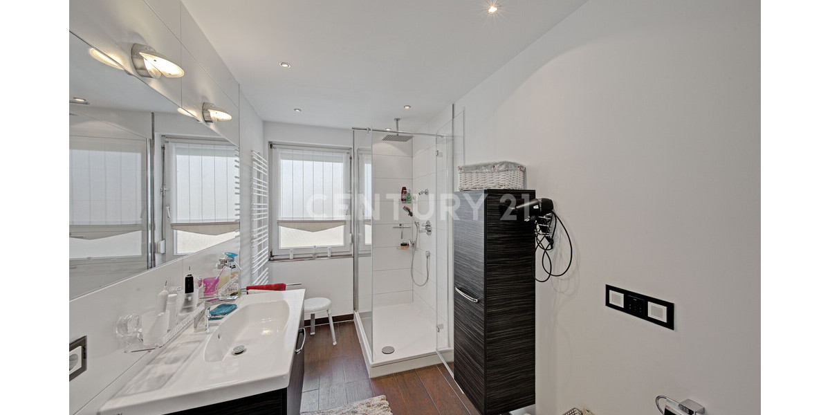 OG modernisiertes Tageslichtbad mit Dusche
