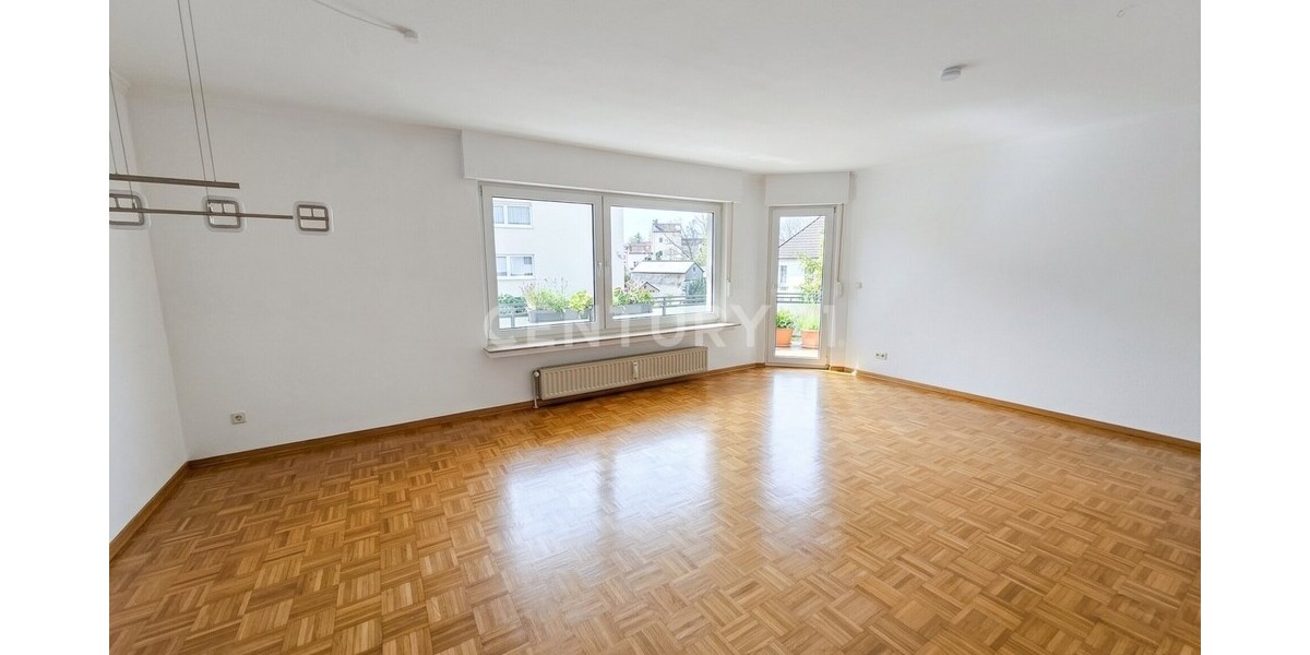 Wohnzimmer mit Zugang zum Balkon
