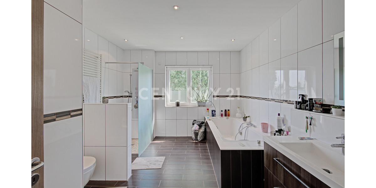Badezimmer mit Fenster 